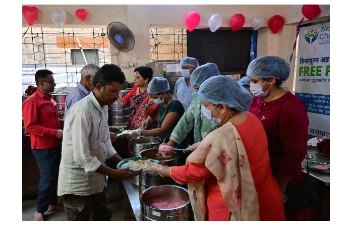 Akshaya-Chaitanya-Spreads-Love-with-1000-Meals-for-Patient-Caretakers-at-KEM-Hospital