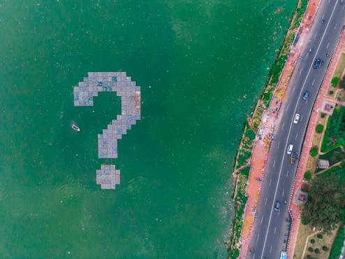 St+art India and India Design Forum Present Artist Daku’s Installation ‘Why’ on Pollution Caused by Single Use Plastics
